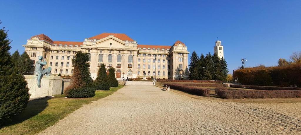 Mox Downtown Apartman Debrecen Ngoại thất bức ảnh